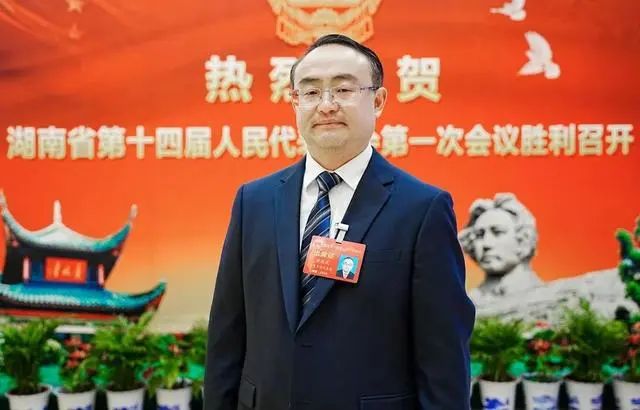 張家界市桑植縣委副書記、縣長梁高武：“喊”回10萬老鄉(xiāng)，和大家一塊過年